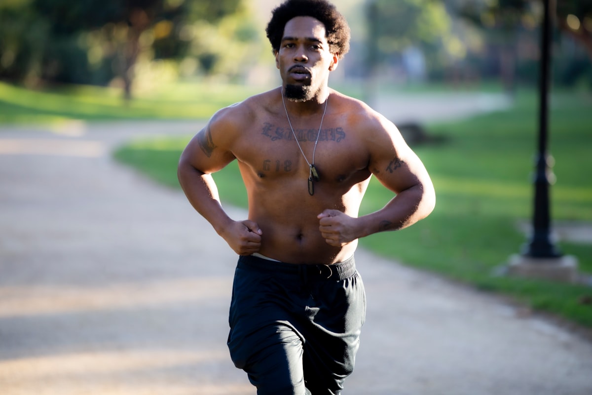 Uomo maturo che si allena in palestra